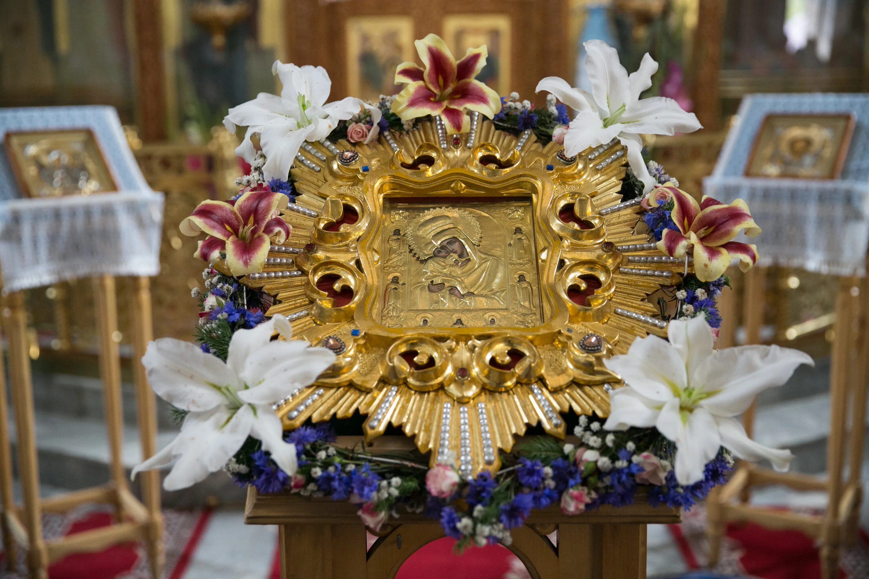 почаинская икона божьей матери. белгород храм почаевской божьей. почаевский храм белгород. почаевская икона божией матери фото. почаевская икона божией матери в почаевской лавре.