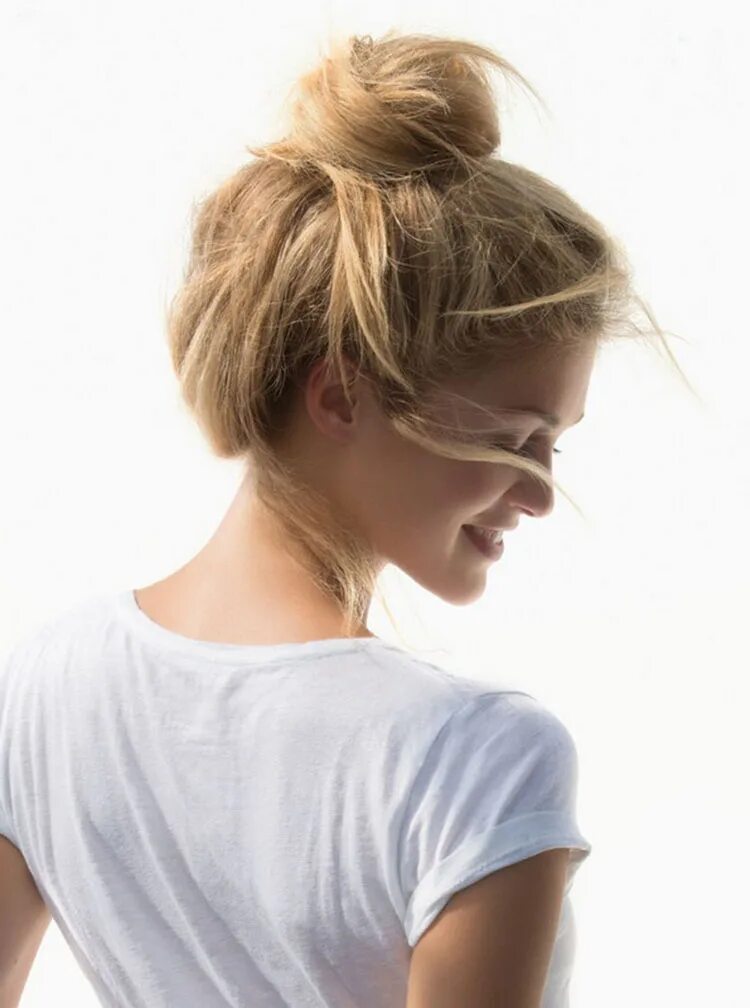 Небрежную 2. Небрежный пучок на средние волосы. Небрежную 2. Небрежные прически на средние волосы. Прическа беспорядок.