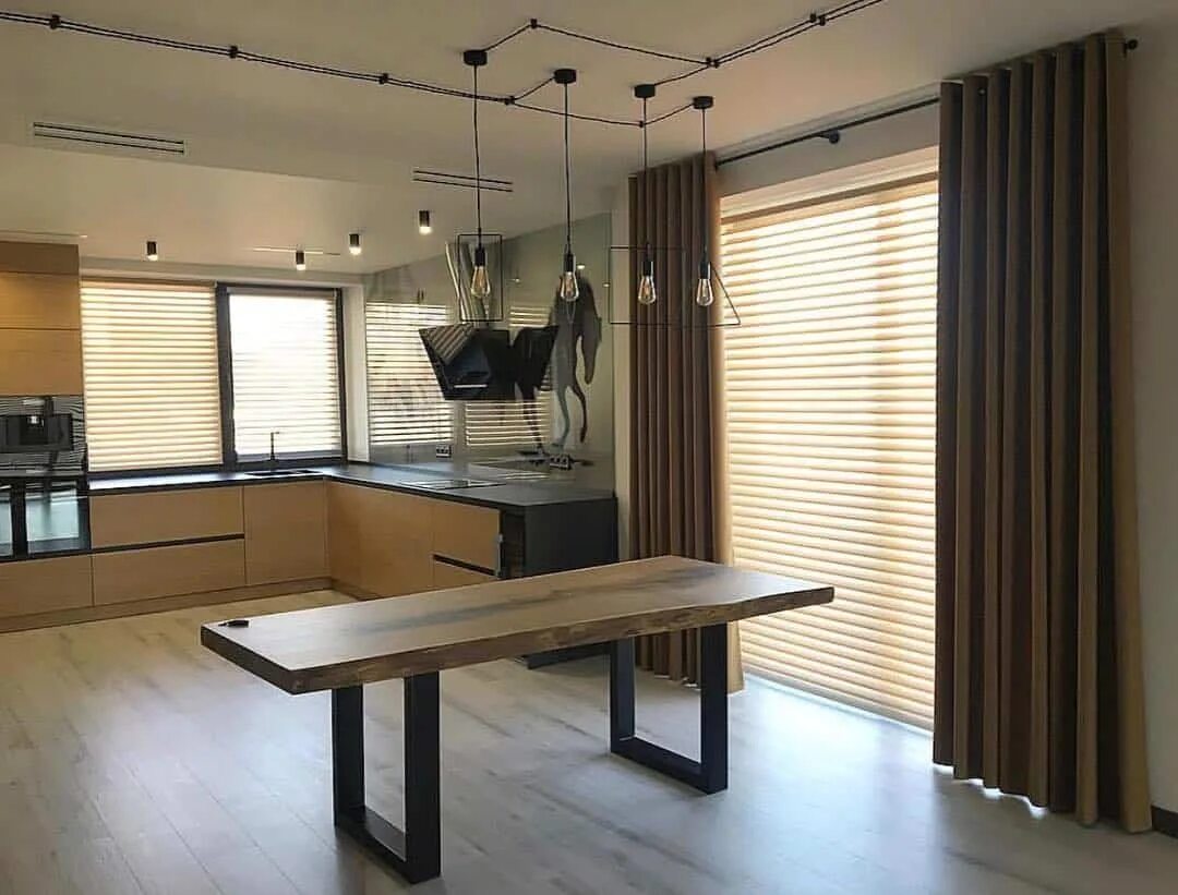 Сиреневые шторы в интерьере гостиной в современном стиле. Шторы хай тек. Шторы для черно белой кухни. Стильные занавески для гостиной. Современные стильные шторы.