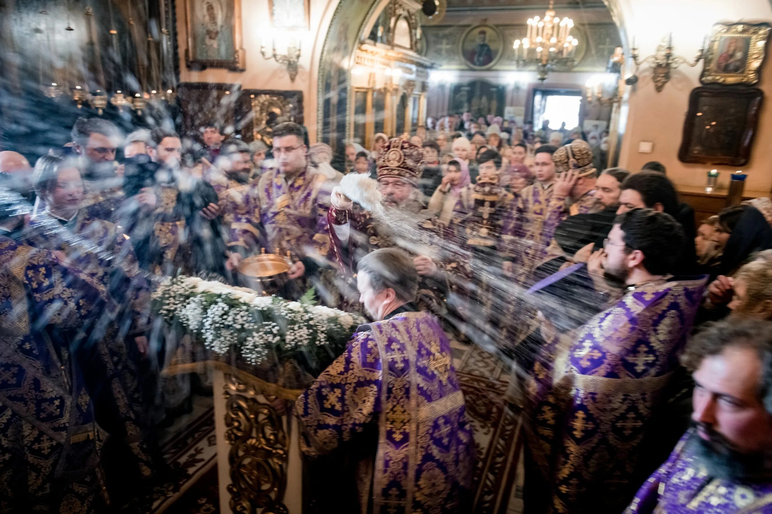 Богослужение в храме. Церковная служба. Православный монастырь. Христианство Церковь.