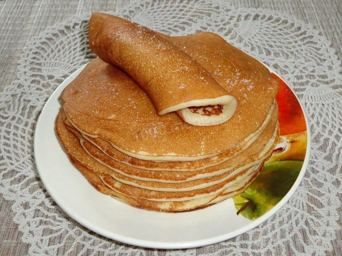 блины дрожжевые толстые. блины на дрожжах. рецепт блинчиков на молоке тонкие пошаговый. как испечь блины на молоке с дрожжами. дрожжевые блины.