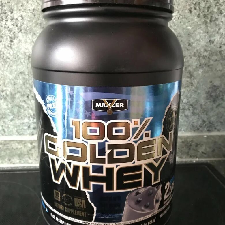 открытая банка протеина. банка протеина. протеиновое питание для спортсменов. протеин whey gold platinum. спортивные добавки для мужчин.