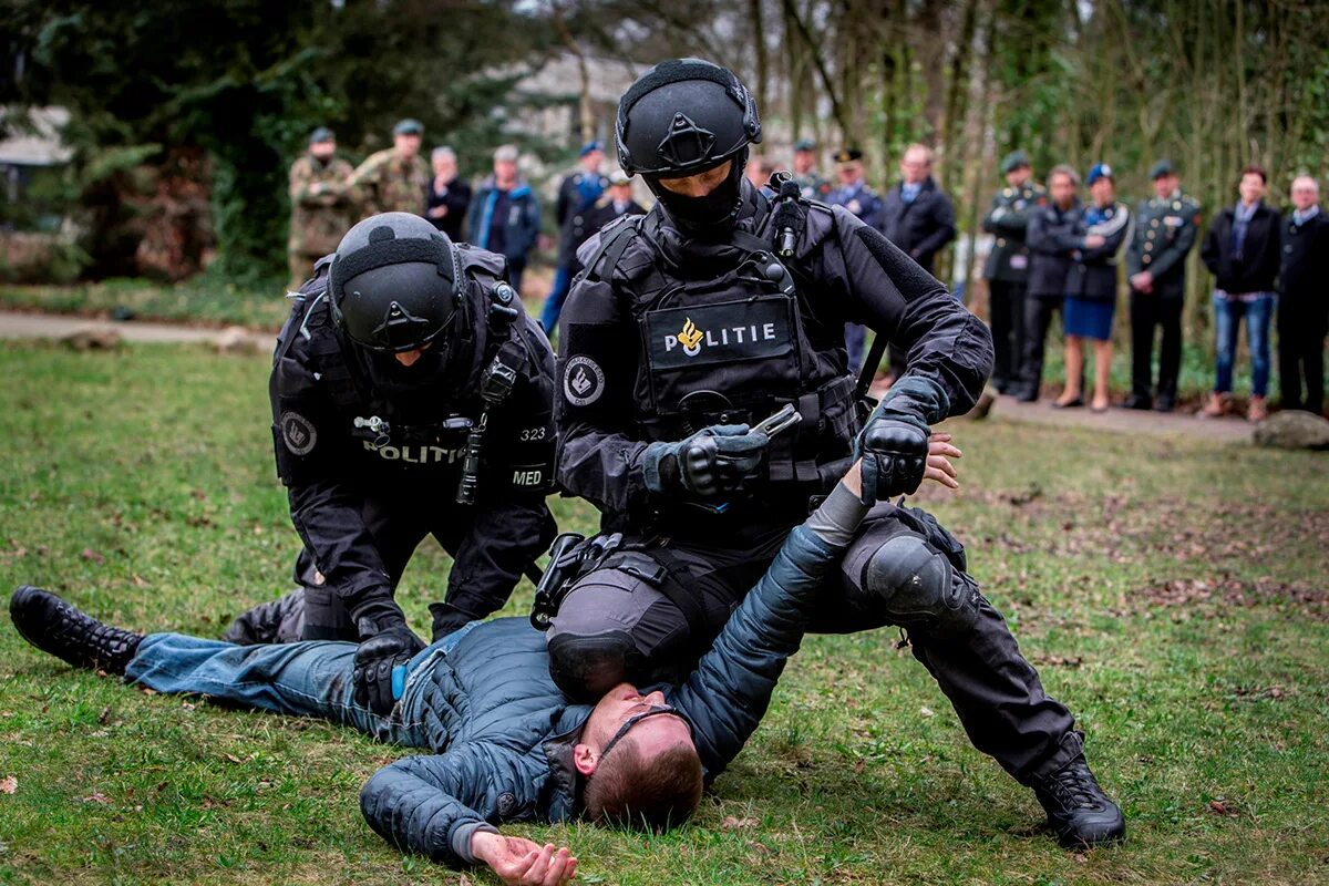 Голландский спецназ DSI. Сотрудники голландского спецподразделения DSI. DSI спецназ Голландии. Спецназ SWAT экипировка.