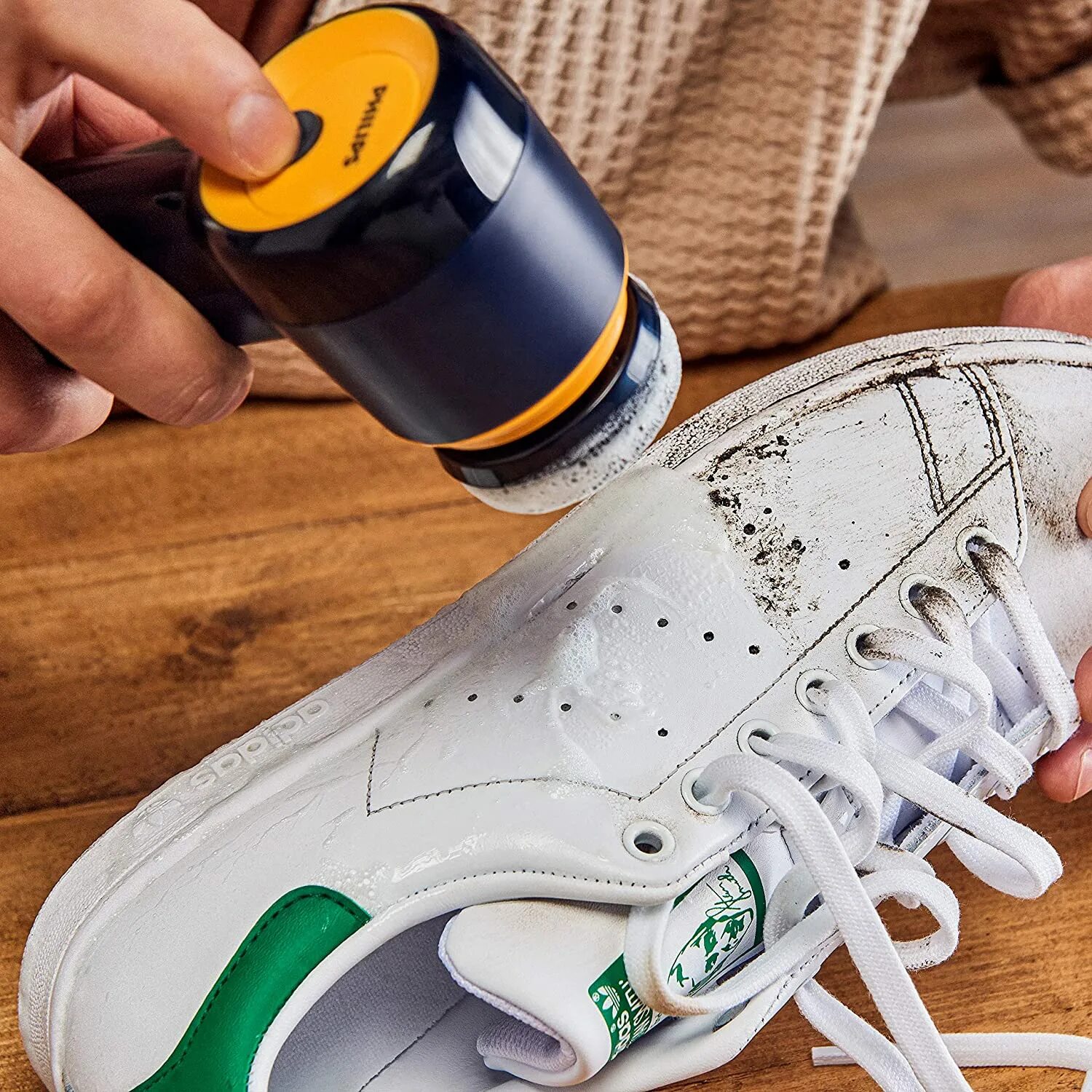 Чем отмыть кроссовки. Philips Sneaker Cleaner. Чистка кроссовок. Кроссовки внутри. Пленка внутри кроссовок.