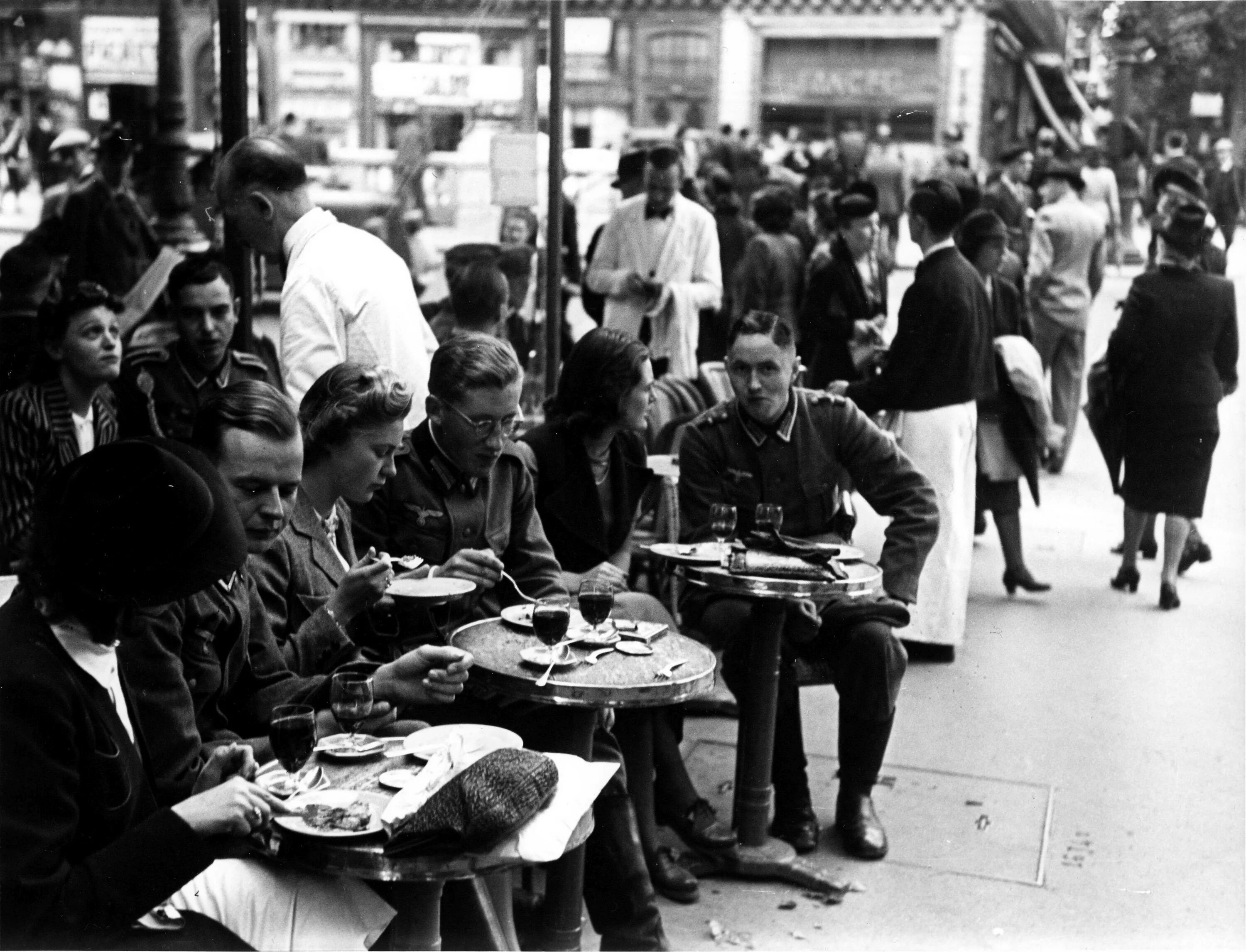 Французы это немцы. Франция в годы оккупации. Оккупация Франции 1940. Немецкие солдаты в Париже 1940. Немцы в Париже 1940 в кафе.