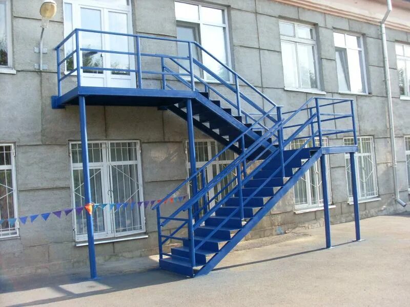 Маршевая пожарная лестница типа п2. Пожарная эвакуационная лестница наружная. Наружные эвакуационные металлические лестницы. Лестница лм-1 металлическая. Пожарная маршевая лестница п2.