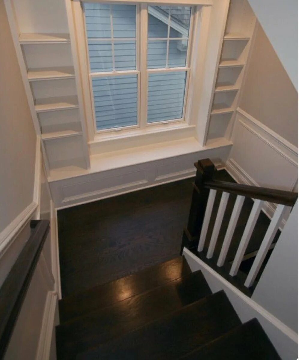 Окно на лестнице. Окно на лестничной площадке. Окно в лестничном пролете в частном доме. Окно на лестничной площадке. Окно над лестницей.