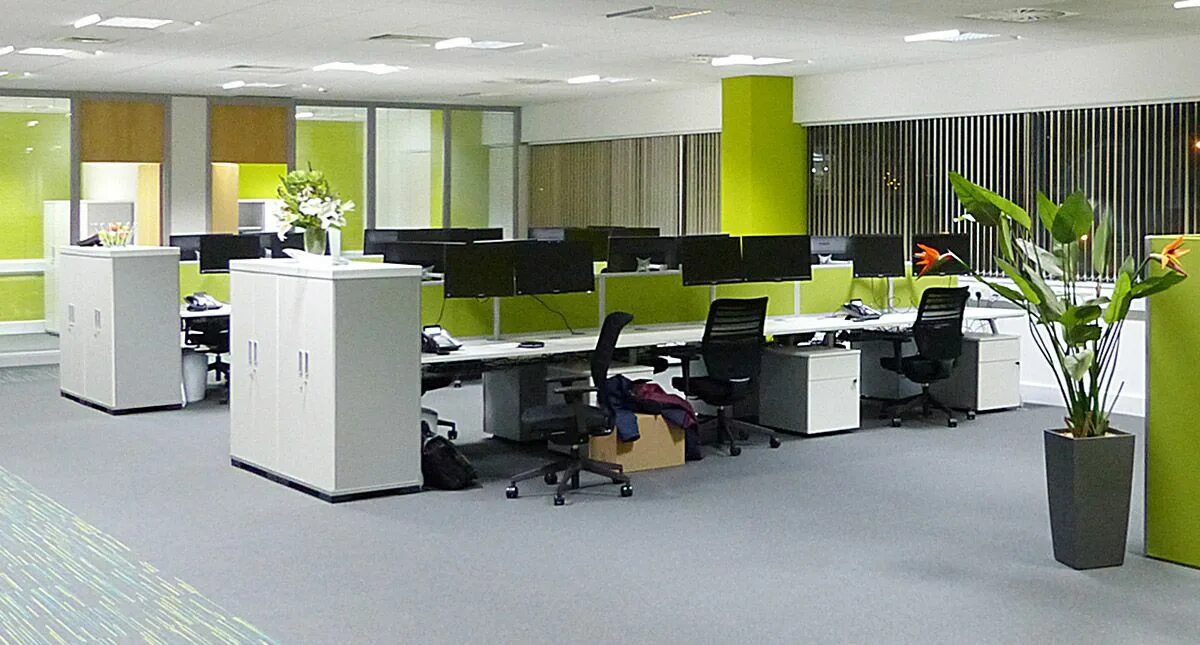Lime store компьютерной техники. Офис lime. зеленая колонна в офисе. офисы акценты. artics internet solutions офис.