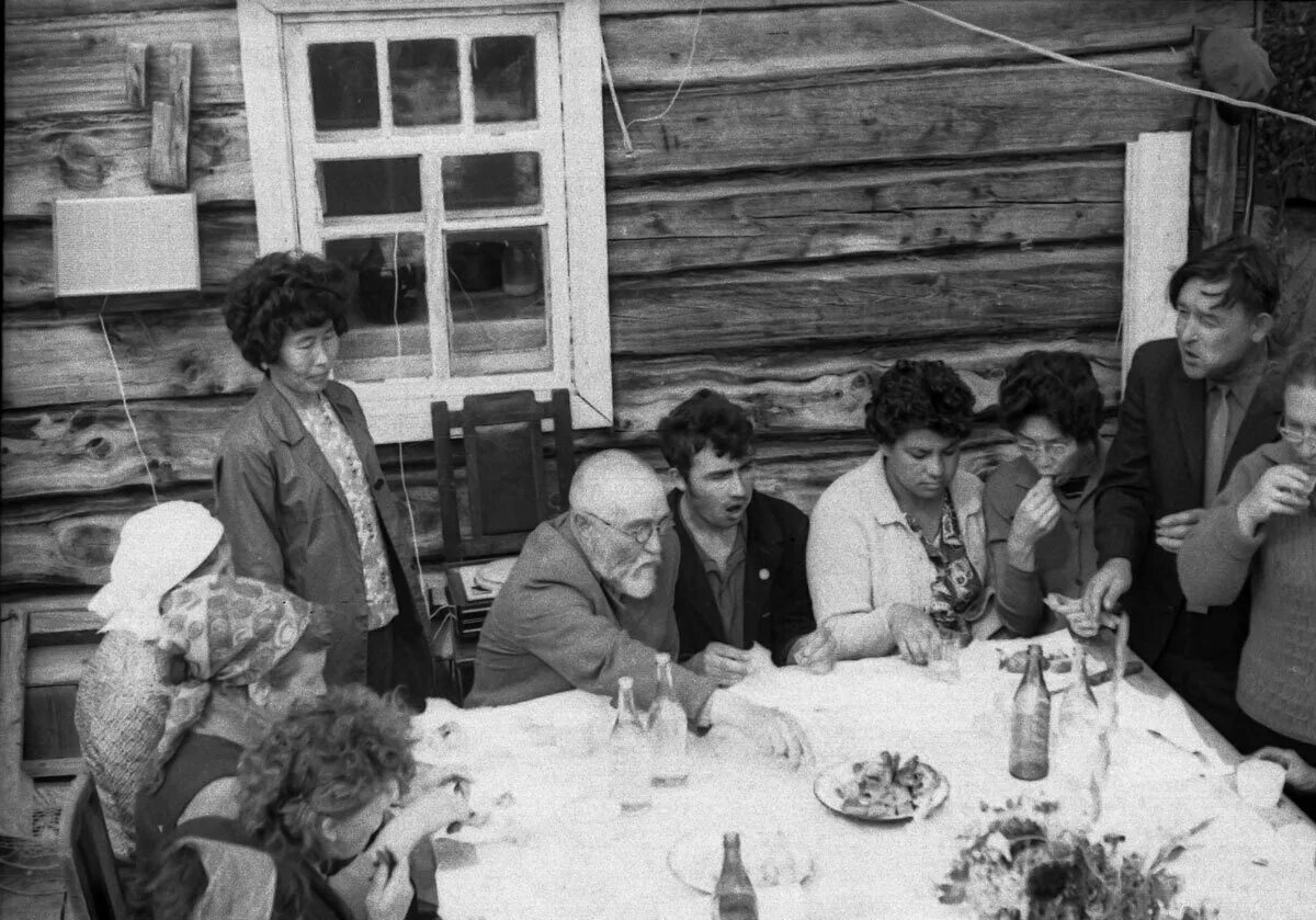 Август 1972 года. Советское застолье. Деревенское застолье. Небольшое застолье. Советские застолья в селе.