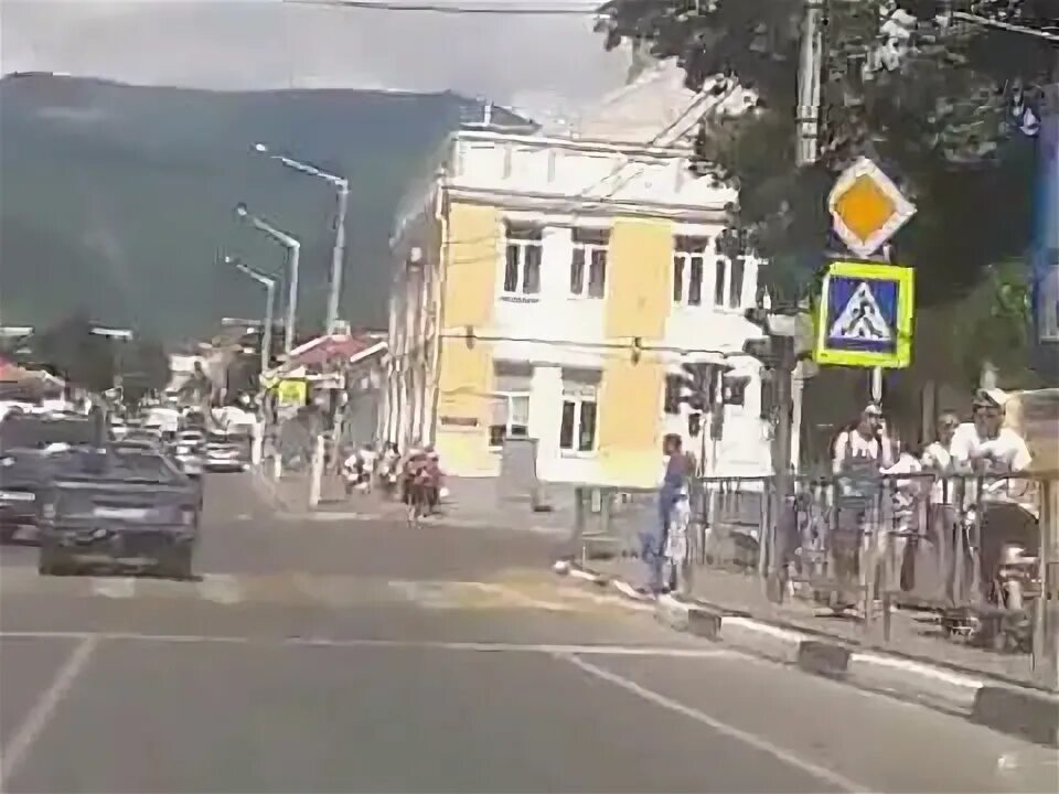 Улицы геленджика видео. Улицы геленджика видео. Улица геленджикская сочи. Улочки геленджика. История геленджика первомайская улица.
