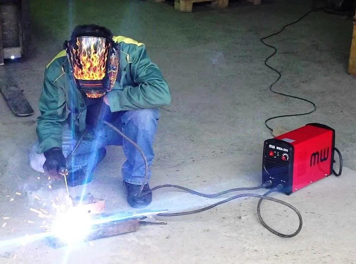 Сварщик электродуговой сварки. Полуавтомат сварочный аргон. Сварка полуавтомат. Сварка нержавейки электродом. Электродуговая электродная сварка.