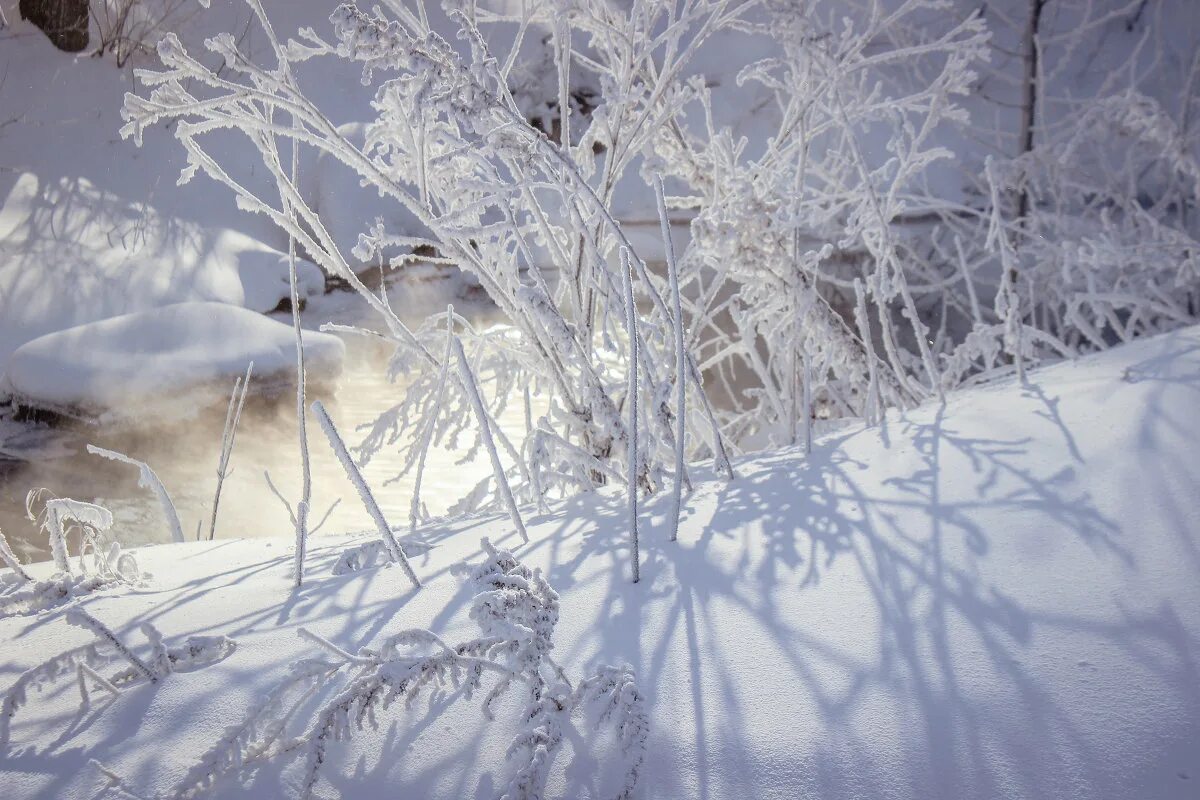 лед наступает. ледоход на амуре 2022 хабаровск. лед наступает. лед наступает. тонкий лед на луже.