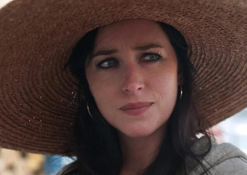 Оливия колман незнакомая дочь. Незнакомая дочь фильм 2021. The lost daughter 2021. Незнакомая дочь (2020). Оливия колман незнакомая дочь.