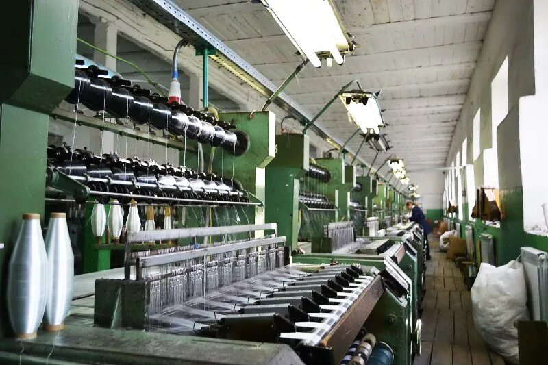 ткацкая фабрика работает в две смены