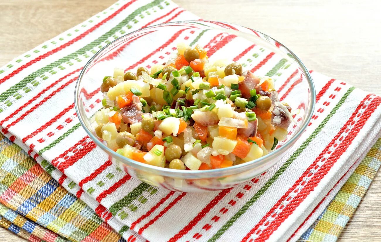 Салат зеленый горошек корейская морковь. Салат с морковью. Салат капуста морковь огурец горошек. Морковь горошек лук. Салат с морковкой и горошком.