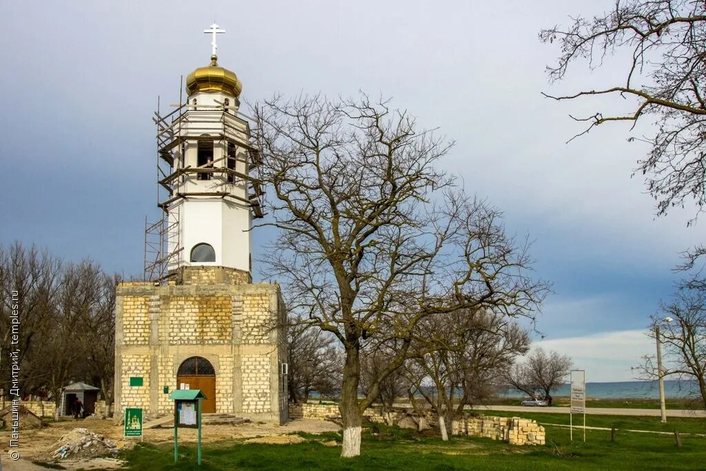 Храм береговое. Церковь Береговое Феодосия. Церковь в Береговом Крым. Церковь Приморский Феодосия. Троицкая Церковь в Крыму.