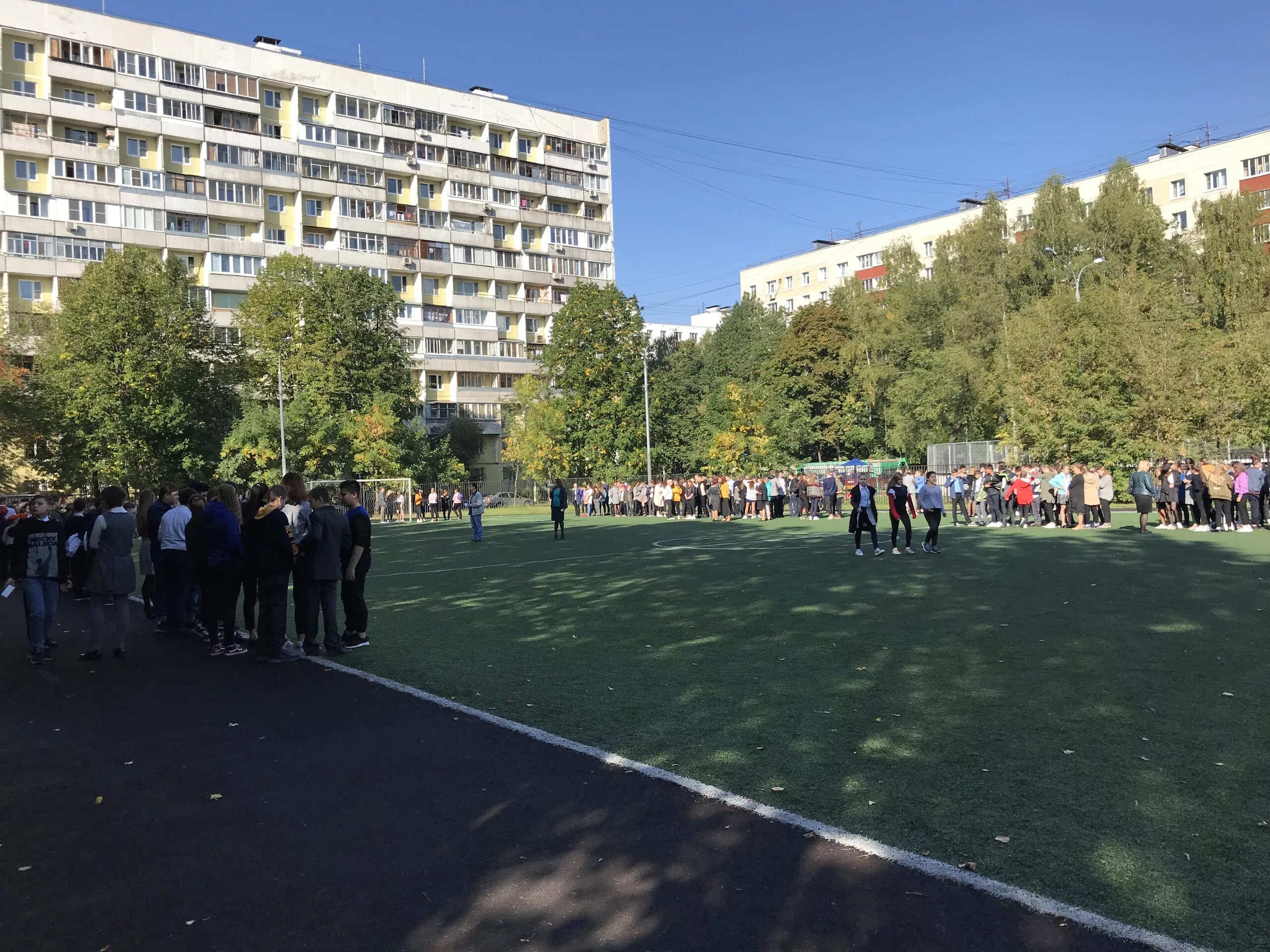 Школа 883 корпуса. Герой панфиловцев. Школа № 883, москва. 883 школа планерная. Школа 883 корпуса.