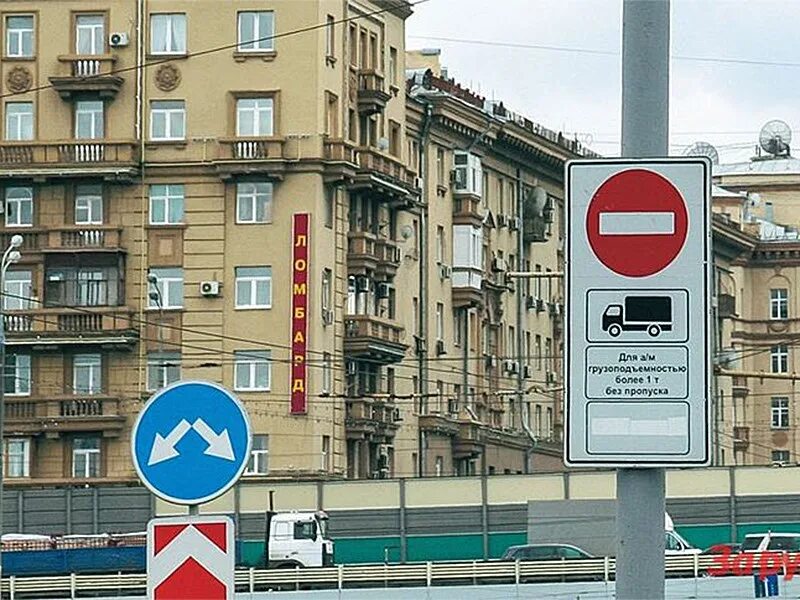 Знак кирпич. Знак кирпич для грузовых автомобилей. Въезд грузового транспорта в центр Москвы. Движение грузовых автомобилей по ТТК. Цена пропуска садовое кольцо