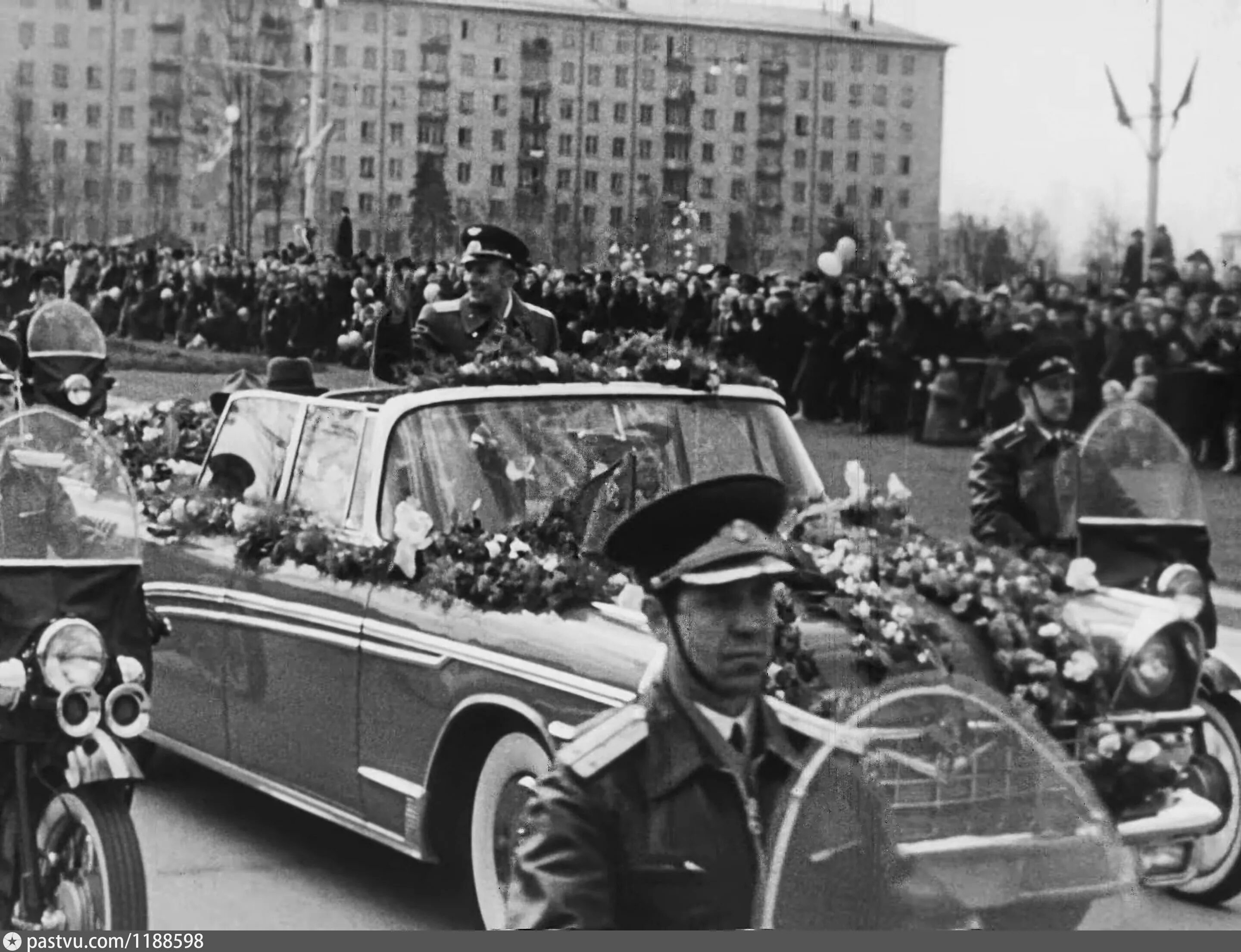14 апреля 1961 года. Встреча Юрия Гагарина в Москве 14 апреля 1961 года. Кортеж Юрия Гагарина Москва 1961. Гагарин на красной площади 1961. Встреча Гагарина Ленинский проспект.