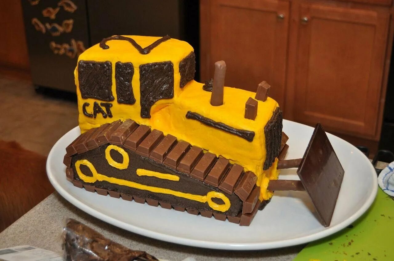 Торты тракторы фото. Торт «трактор». Торт с трактором для мальчика. Торт со строительной техникой для мальчика. Гусеничный трактор торт.
