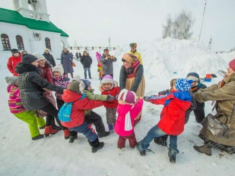 Масленица заринск. Масленица традиции. Заринск масленица. Чучело городской масленицы. Украшение палатки на масленицу.