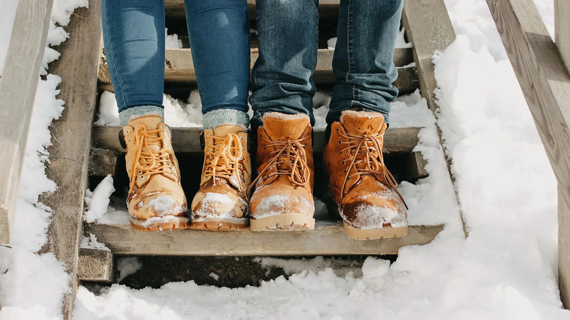 Запах зимней обуви. Обувь зимой. Нескользящая обувь для зимы. Boots Snow обувь. Подвороты на джинсах зимой.