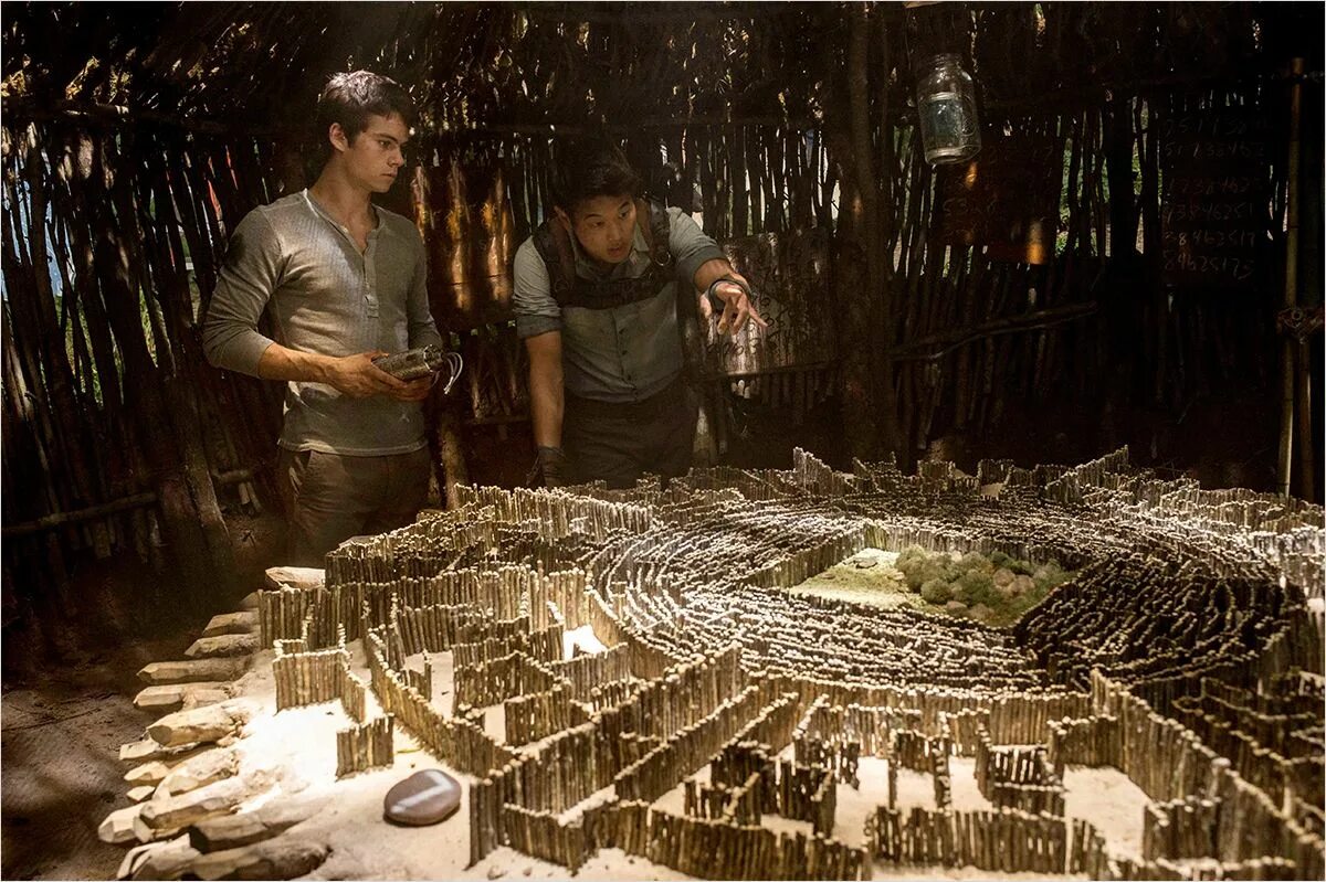 Глент играет в лабиринт. The maze runner. бегущий в лабиринте 1. кино бегущий в лабиринте 2014. лабиринт в фильме бегущий в лабиринте.