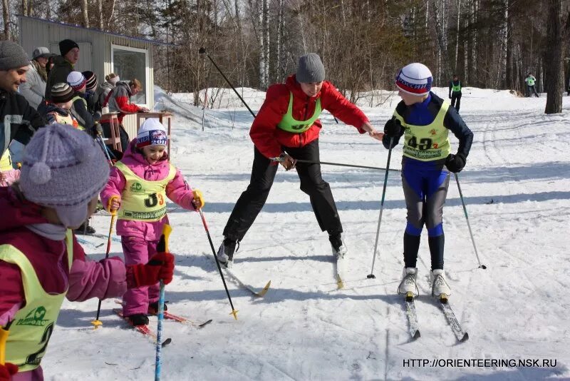 Лыжи 7 апреля. Эстафеты на лыжах. Дети на лыжах эстафета. Зимняя эстафета на лыжах. Игровые упражнения на лыжах.
