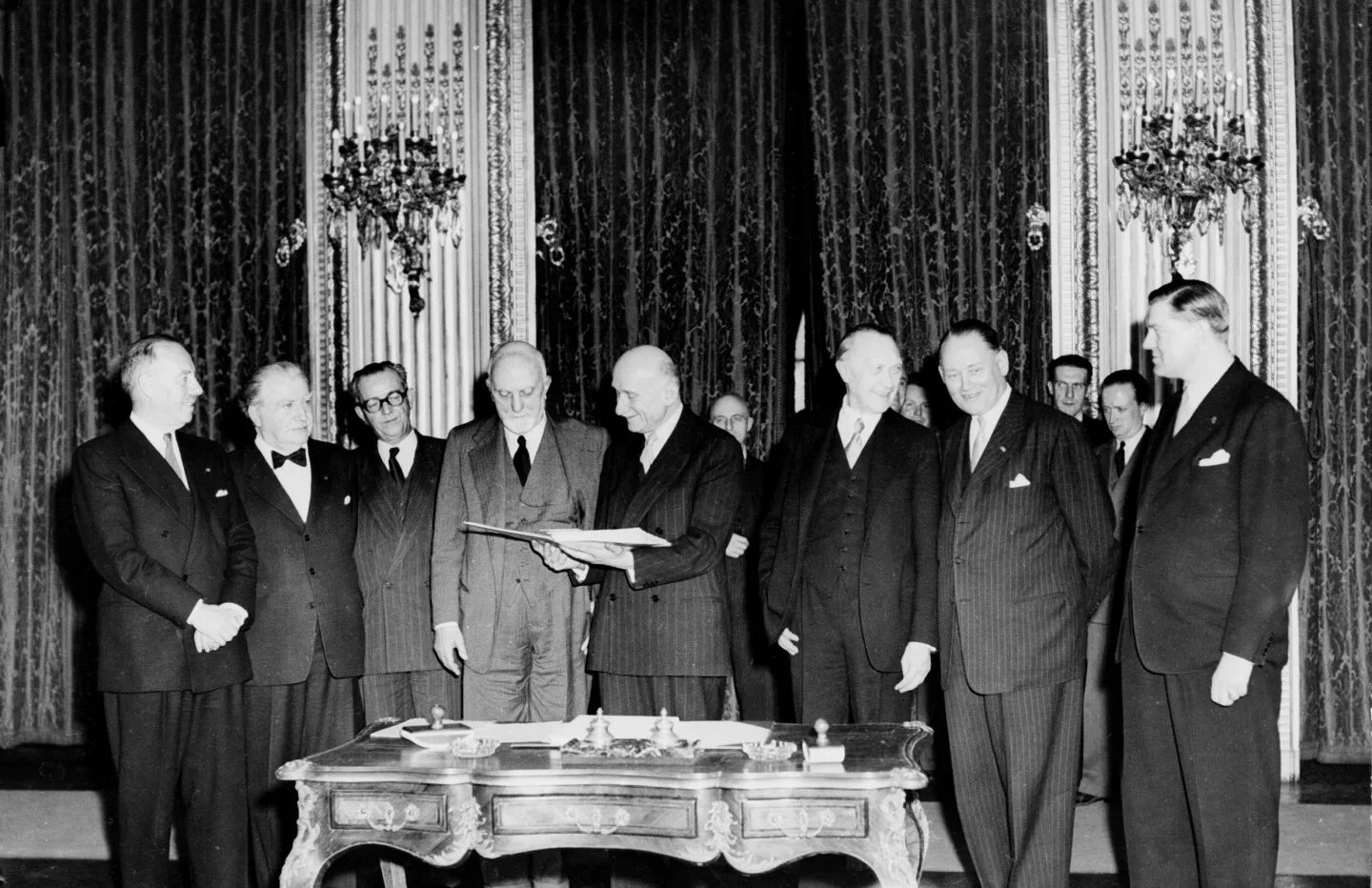 В каком году подписан договор про. ЕОУС 1951 год подписание. Парижский договор 1951. Европейское объединение угля и стали 1951. Европейское объединение угля и стали ЕОУС.