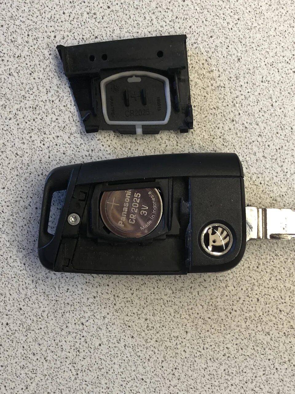 Батарейка в ключ шкода а7. Замена батарейки шкода карок. Battery key фабия шкода. Замена батарейки шкода карок. Замена батарейки в ключе шкода кодиак.
