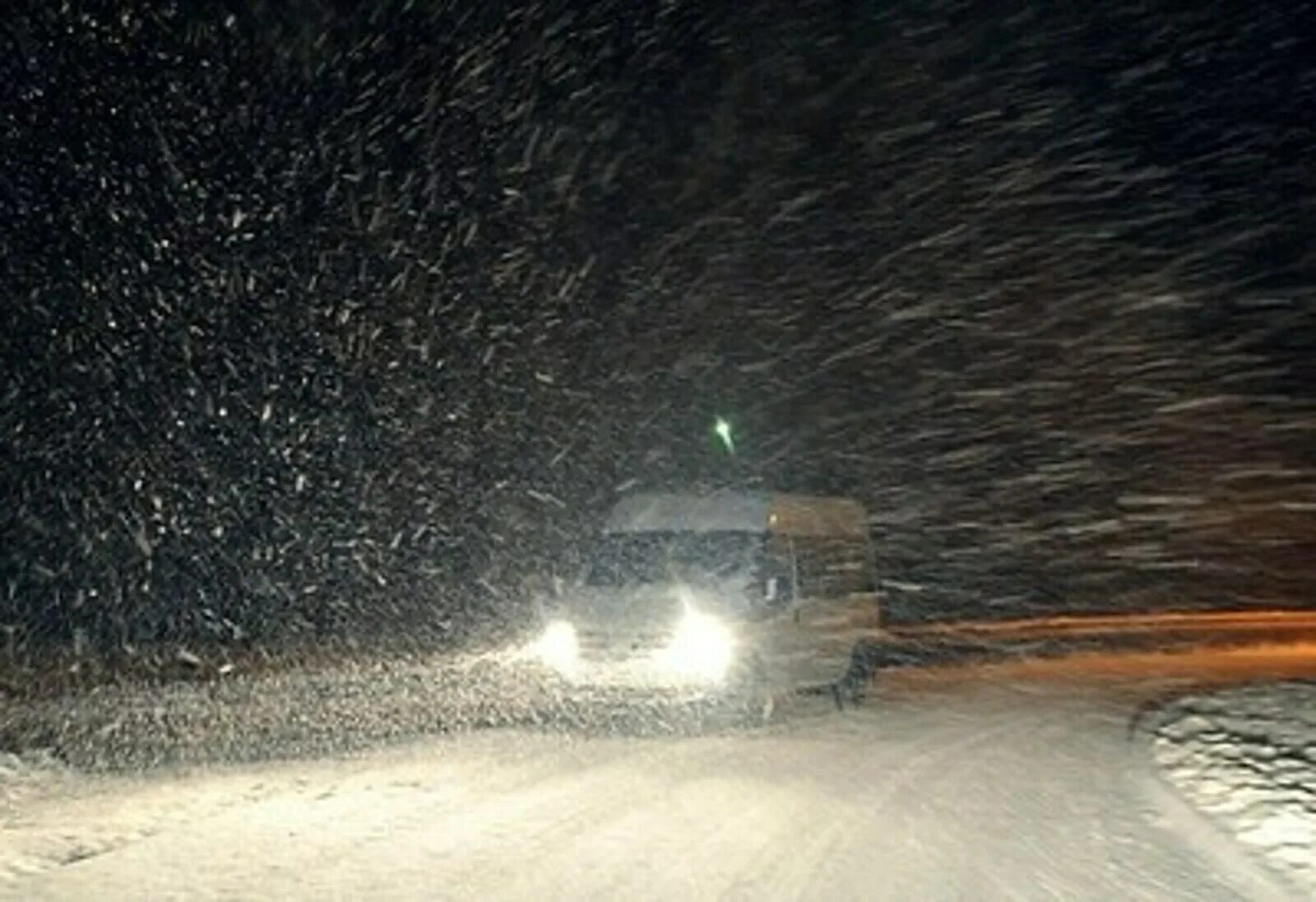 Трасса ночью зимой. Метель на трассе ночью. Снегопад на трассе ночью. Авто в метель. Сильный снег ночью