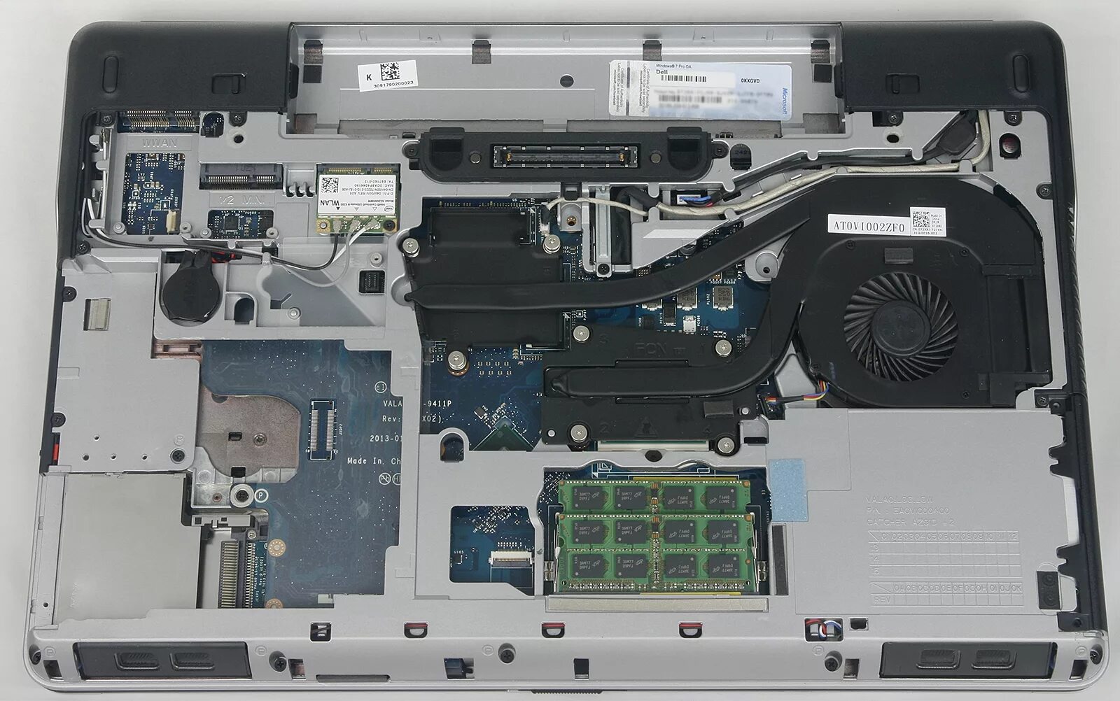 Ноутбук снизу. Dell Latitude e6540 плата. Экран на dell Latitude e6540. Ноутбук внутри. Внутренности ноутбука.