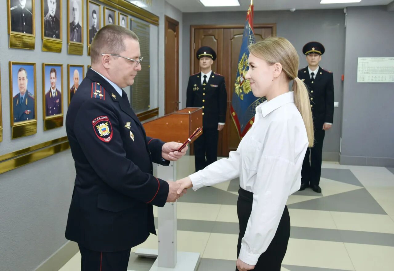 Сотрудник МВД. Сотрудники ОВД. Вручение первого офицерского звания МЧС. Руководитель ОВД. Вручил погоны