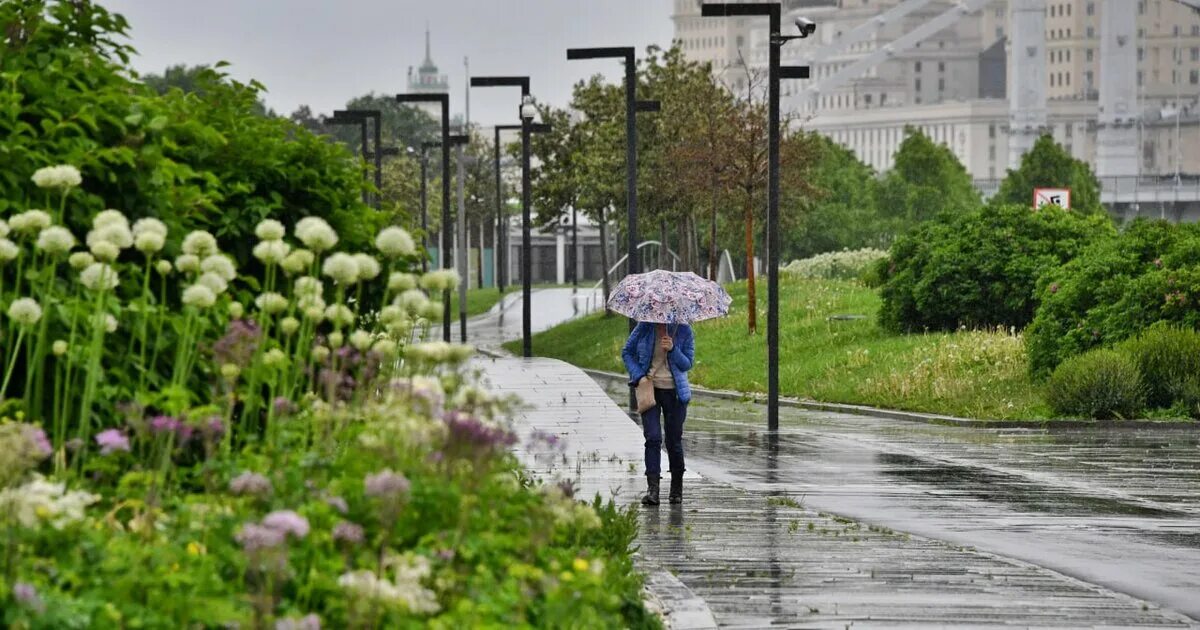 Метеобюро москвы. Летнее похолодание в Москве. Похолодание летом. Похолодание и дожди в Москве в июне. Гроза в Москве.