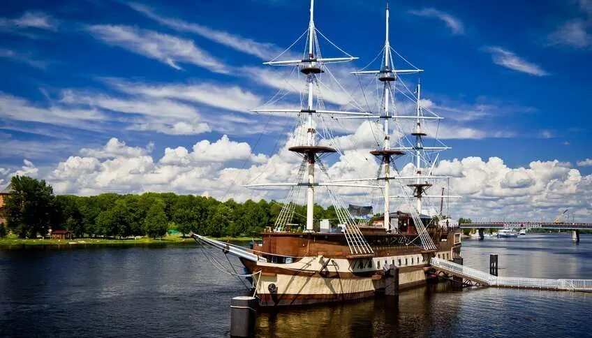 Великий новгород корабль. Фрегат великий новгород. Кто хозяин фрегат флагман в великом новгороде. Ресторан фрегат флагман великий новгород. Фрегат ивангород.