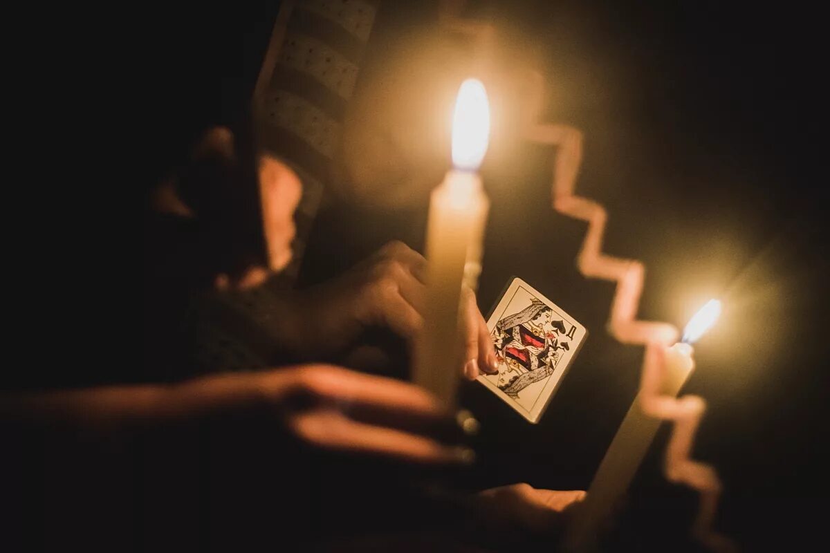 Пиковая дама зазеркалье 2019. Пиковая дама. Вызывание духов в школе. Дети вызывают пиковую даму. Ужасы пиковая дама зазеркалье.