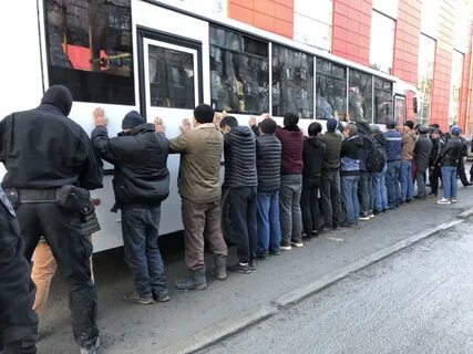 Мигрантов массово выдворяют из москвы и питера