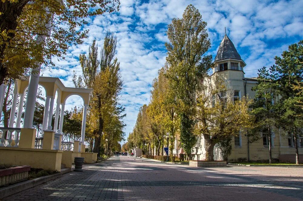 Телефоны г евпатория. Евпатория. Город Евпатория в Крыму. Евпатория Крым Центральная улица. Евпатория Дувановская осень.