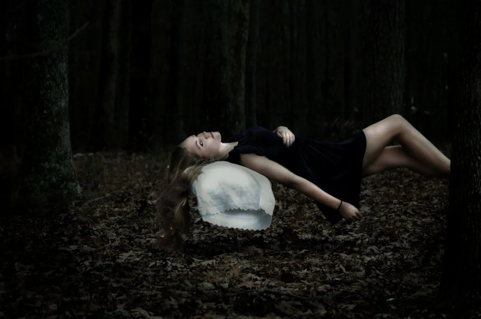 Мужчина на кладбище. Девушка спит. Левушка лежит на земле. Девушка лежит в лесу. Сон в воде.