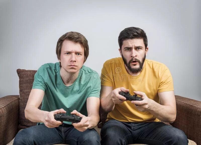 Двое человек играют. Человек играющий в приставку. парень играющий в приставку. мужчина играет в приставку. парень играет в playstation.