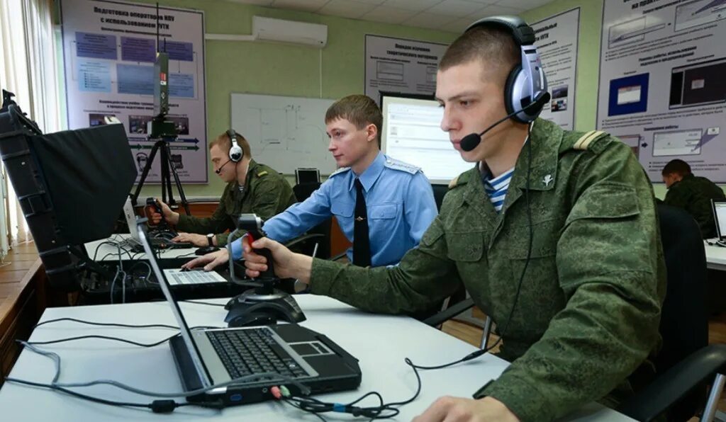 Операторы дронов где учиться. Оператор бпла вс рф. военные операторы беспилотника рф. военный диспетчер. оператор беспилотных летательных аппаратов.