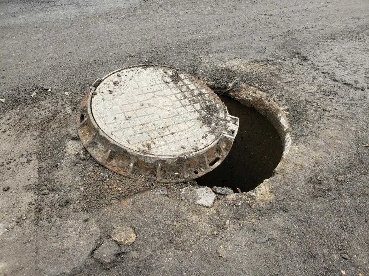 Под открытым люком