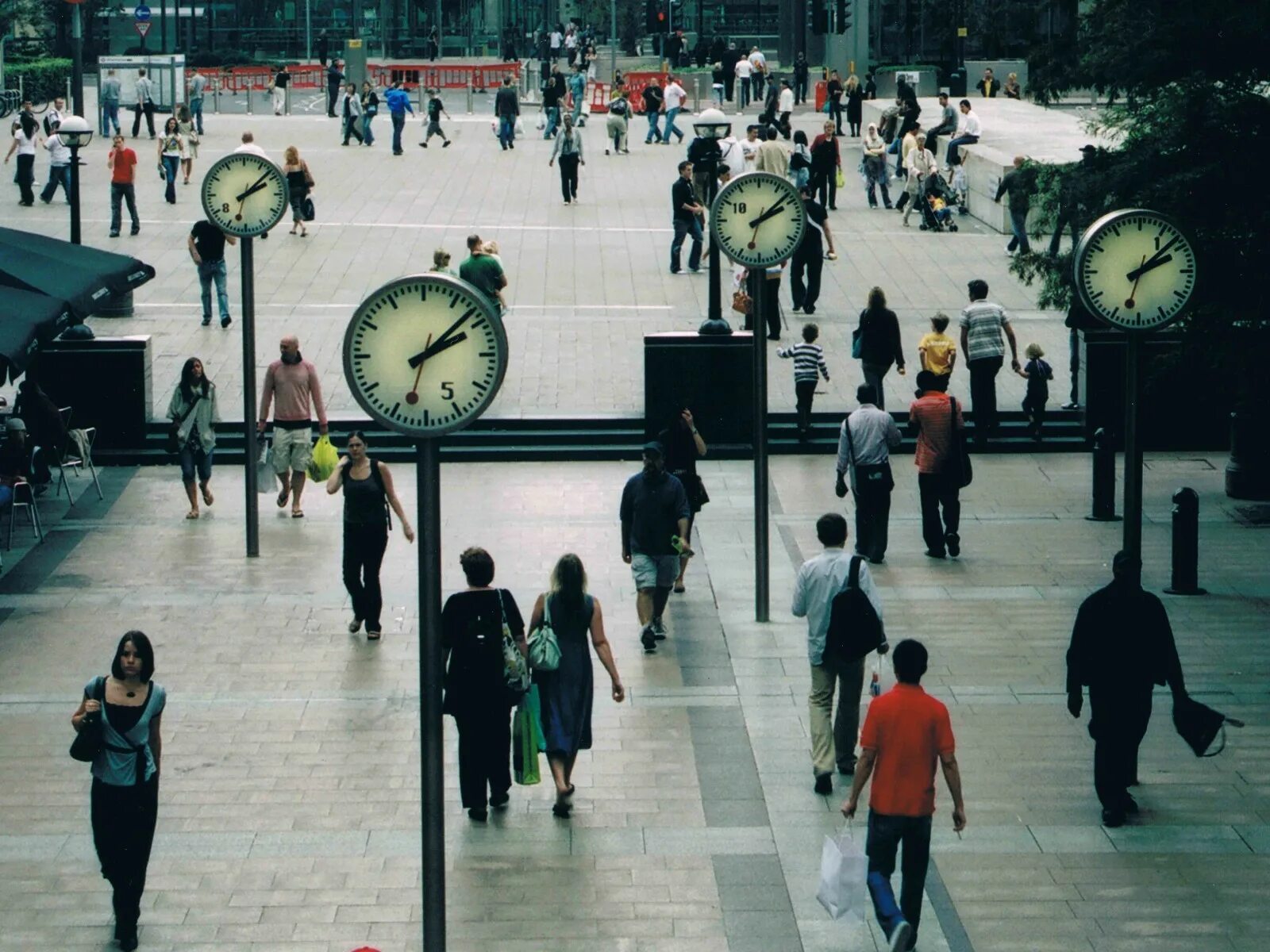Люди на улице. Город спешащий. Город спешащий. Толпа людей в городе. Люди танцуют.