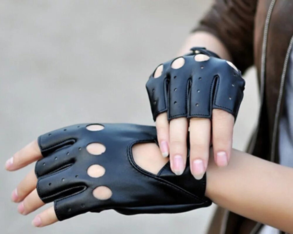 Женщины без пальцев на руках. Fingerless Gloves (Leather). Fingerless Gloves Black Punk. Полуперчатки кожаные. Перчатки без пальцев женские.