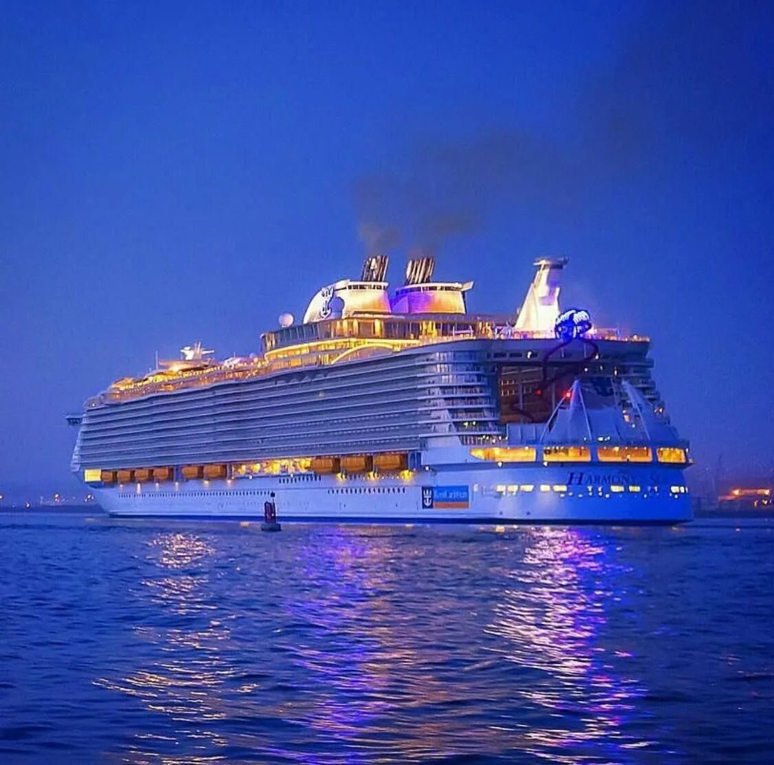 Круиз royal caribbean. Роял карибиан лайнер. роял карибиан гармония морей. роял карибиан круизы. круизный лайнер royal caribbean.