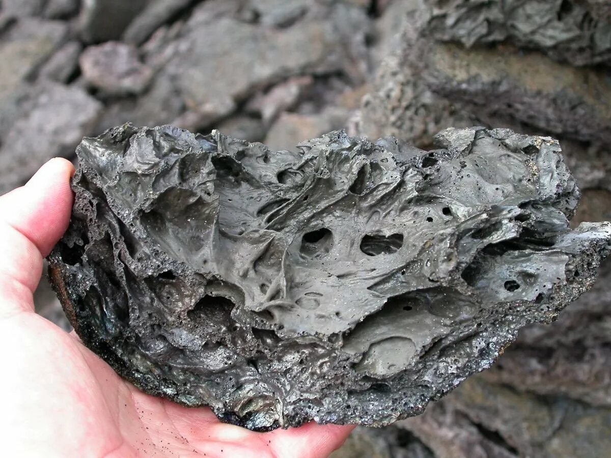 Базальт это минерал. Вулканический базальт. Вулканическая порода базальт. Черный вулканический базальт. Базальт вулканические горные породы.
