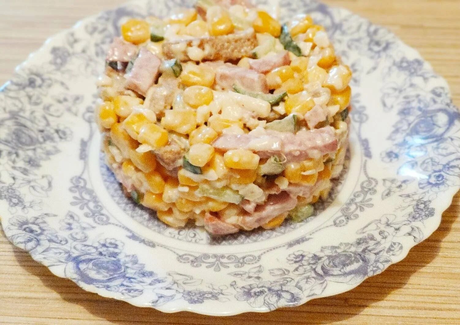 Салат с кукурузой сыром и сухариками. Салат с сухариками и кукурузой и колбасой. салат с сухариками и кукурузой. салат с кукурузой колбасой и сыром. салат с кукурузой и сухариками и сыром.