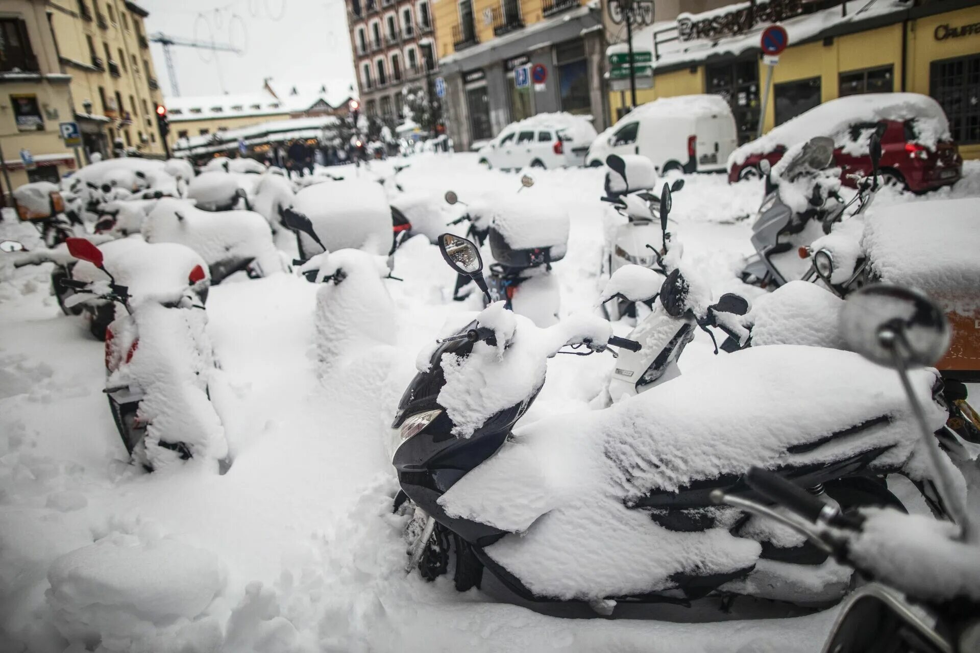 Snowfall на русском. Мадрид зима 2021. Снег в Мадриде. Скутер для снега. Мадрид зимой.