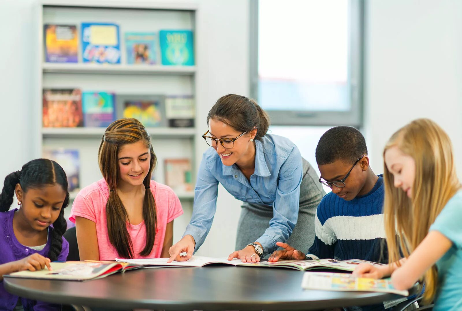 Teacher and pupil. Tuition Великобритания. To teach фото. Talented students.