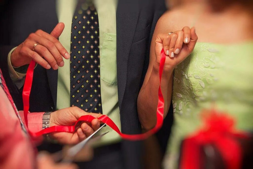 Помолвка в Турции. Свадебные обычаи. Традиции на свадьбе. Помолвка в Турции красная лента. Связанный жених